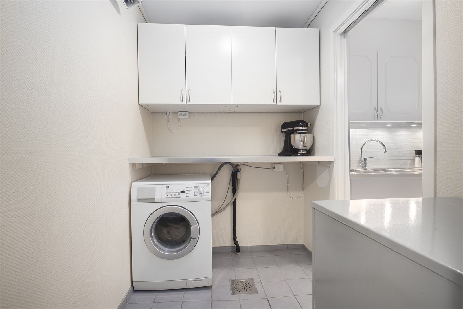 Praktisk vaskerom/bod med direkte adgang fra kjøkken Galleribilde