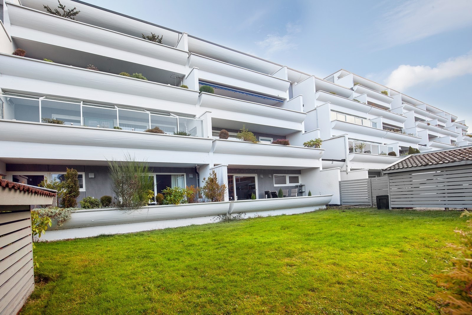 Fasade - kjekk hage til beboerne i borettslaget Galleribilde