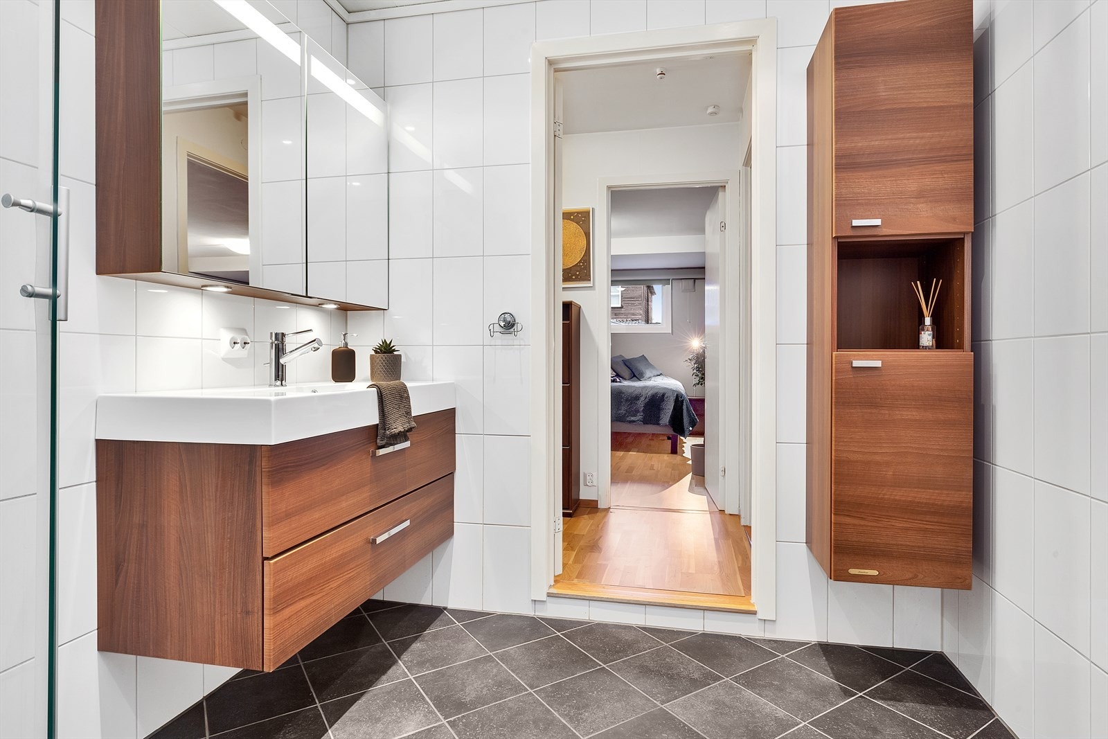 Badet har en flott innredning og spotter i tak Galleribilde