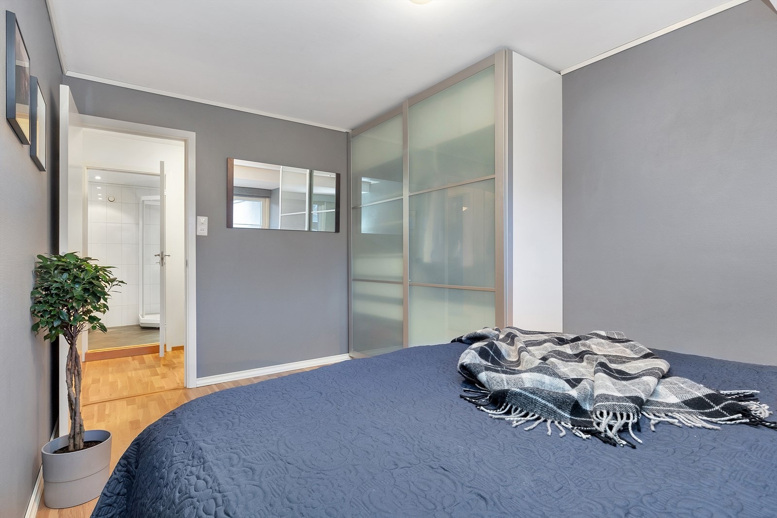 Soverommet har god plass til stort garderobeskap Galleribilde