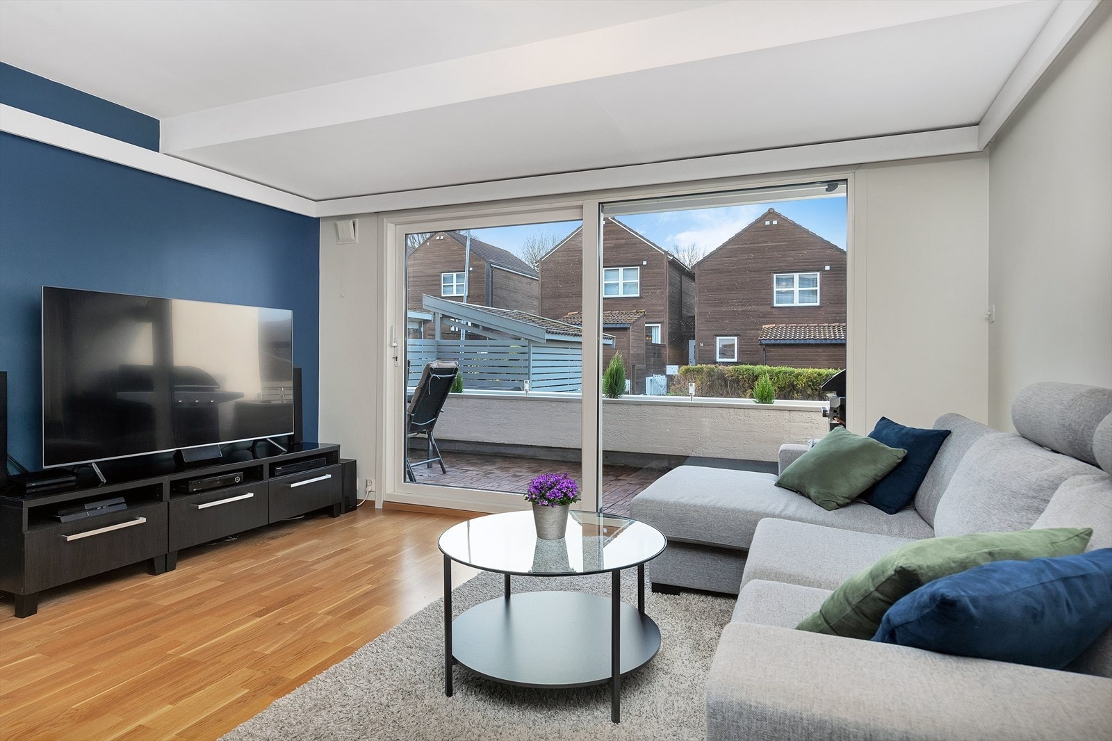 God og romslig stue med utgang til solrik terrasse Galleribilde