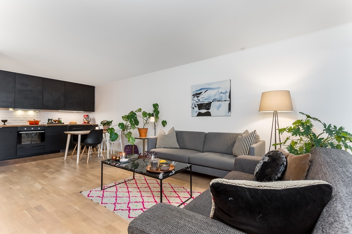 Stue med hyggelig sofadel Galleribilde