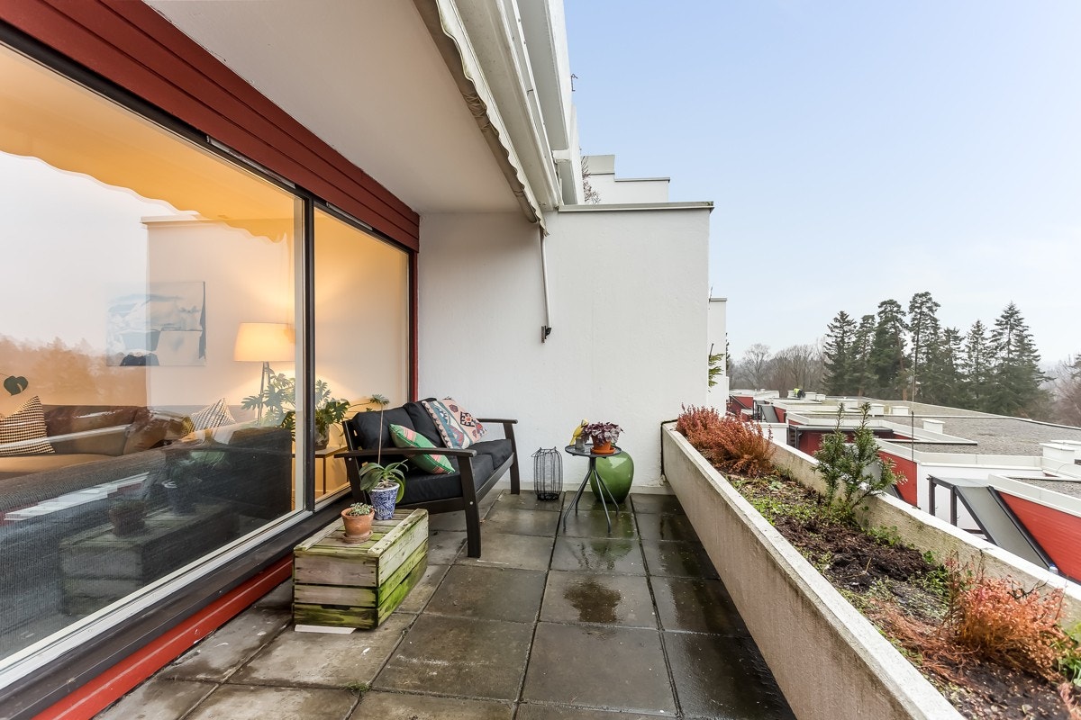 Romslig balkong Galleribilde