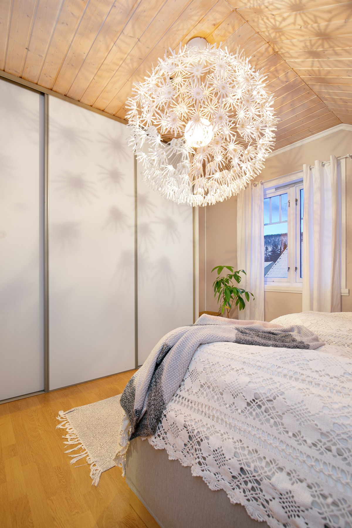 Hovedsoverom med skyvedørsgarderobe