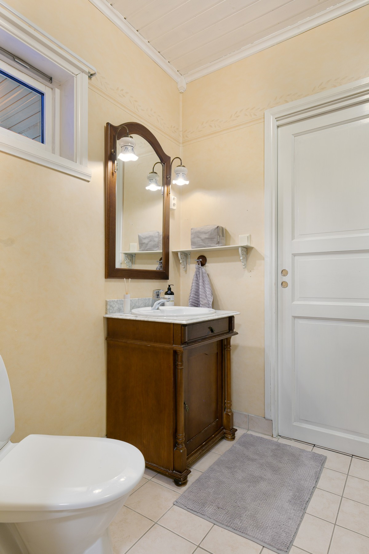 I 1. etasje er det et lite baderom nr. 2 med wc og dusjhjørne