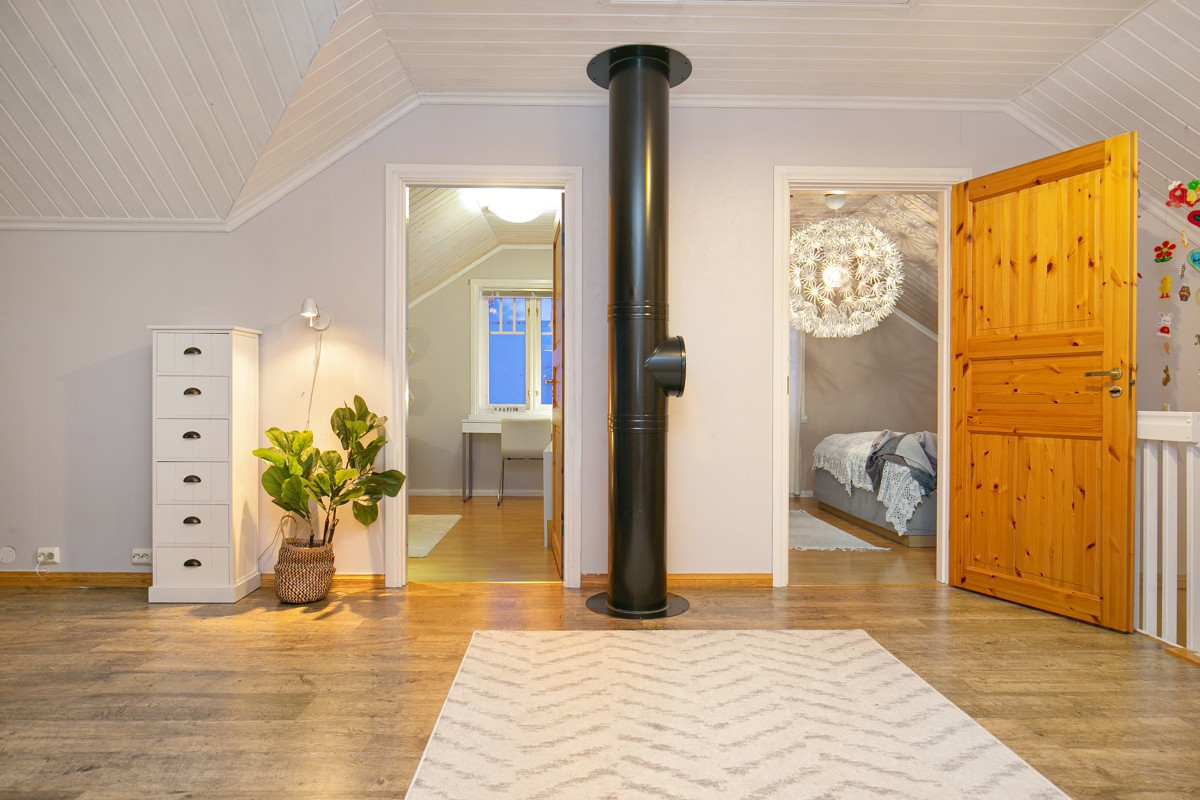 I 2. etasje er det en loftsstue, 3 soverom, bod og bad