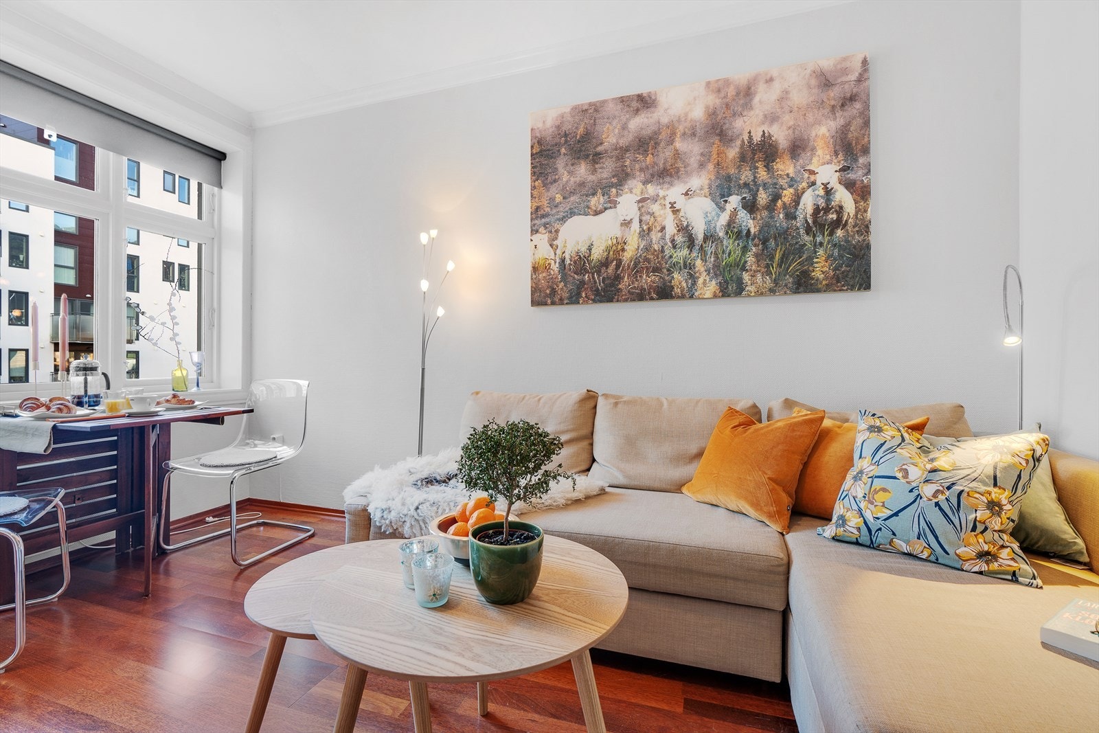 I 2019 er veggene i leiligheten malt. Fin "Merbeu" parkett på gulv Galleribilde