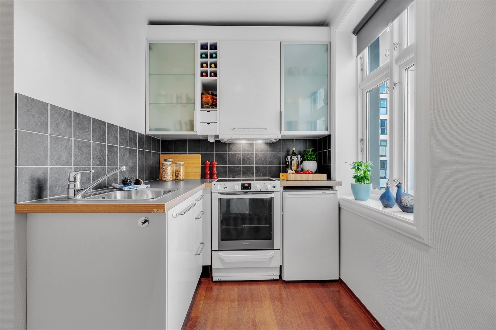 IKEA kjøkken med slette fronter i hvit utførelse Galleribilde