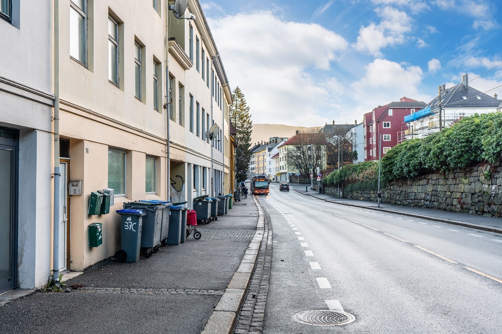 Busstopp like utenfor døren Galleribilde