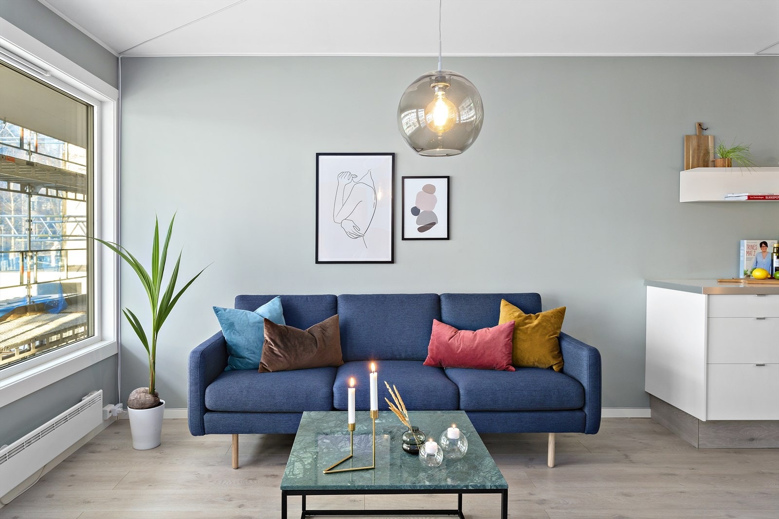 Stuen er stor og luftig med god plass til ønsket innredning Galleribilde