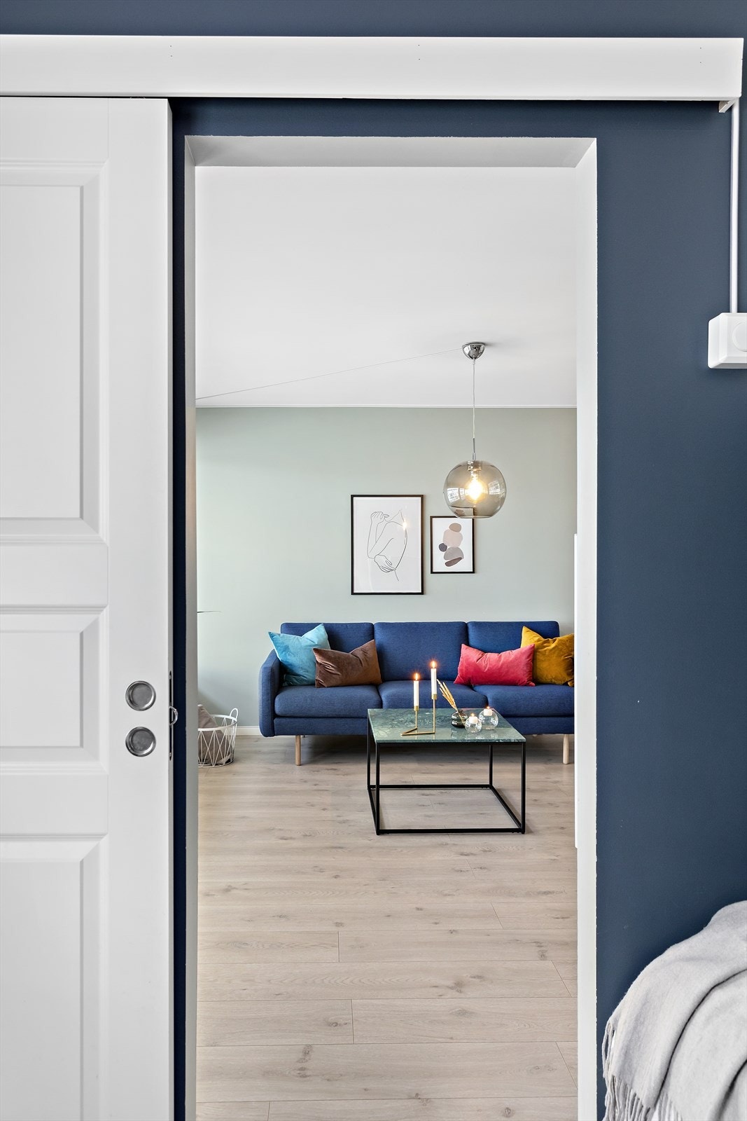 Fra det ene soverommet er det direkte adkomst til stuen/kjøkken Galleribilde