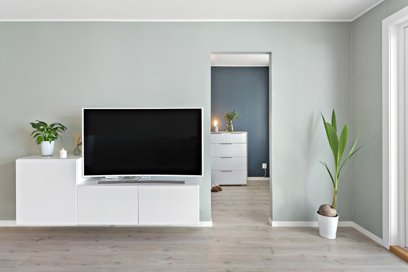 Fra stuen har du adkomst til hovedsoverommet, samt egen utgang til balkong på ca. 8 kvm Galleribilde