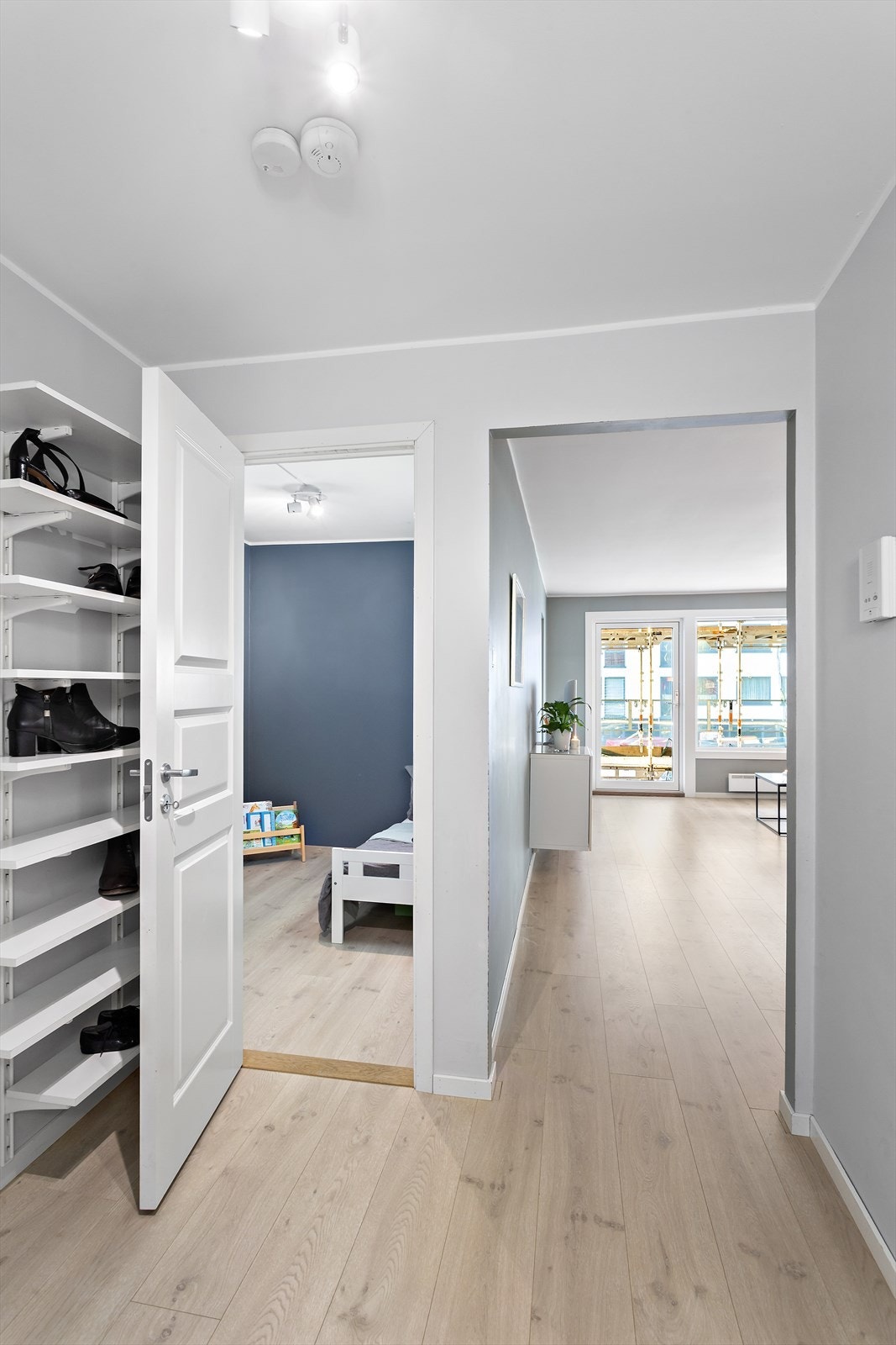 Lys og innbydende entré som gir et godt førsteinntrykk av leiligheten. Galleribilde