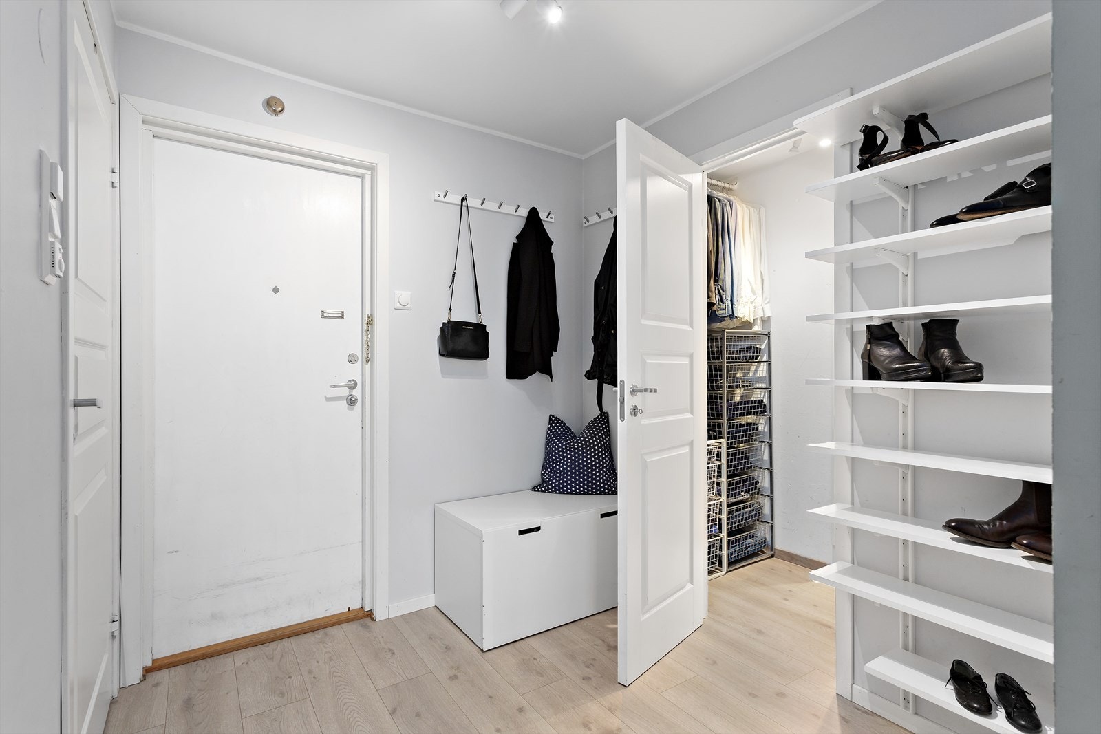 Entrén byr på god lagringsplass og inngang til bod som kan benyttes som en ekstra garderobe Galleribilde