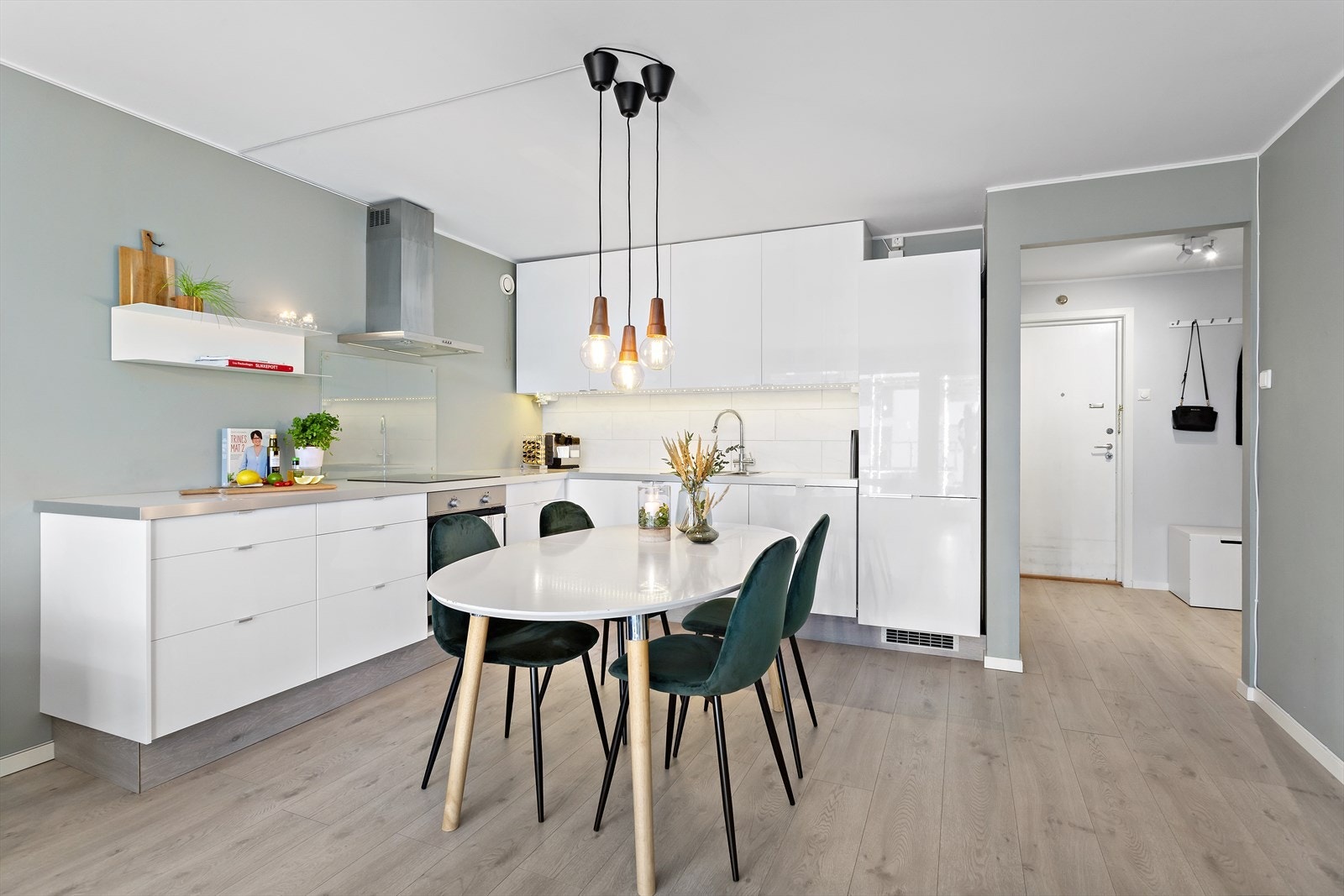 Leiligheten har en åpen kjøkken/stue løsning som sikrer god arealutnyttelse av leiligheten. Galleribilde