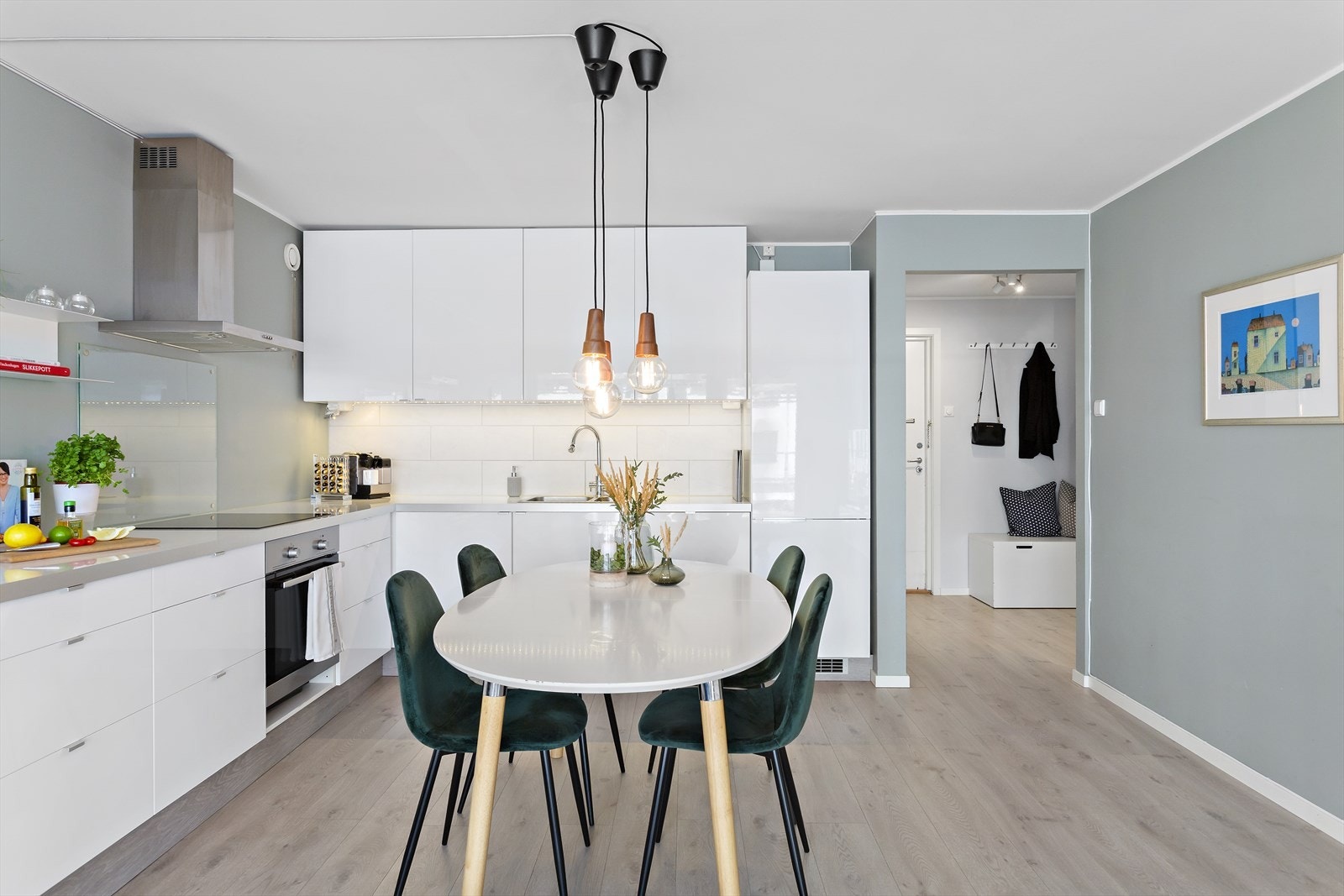 Delikat og tidsriktig kjøkkeninnredning fra 2016. Innredning består av integrerte hvitevarer som platetopp (induksjon), stekeovn, oppvaskmaskin, kjøleskap, og frys Galleribilde