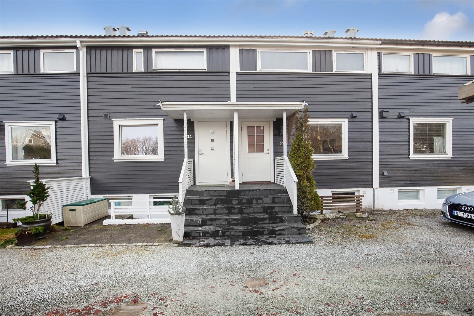 Inngangsparti - skifer på trapp, rekkverk og overtak til ytterdør nytt for ca. 4-5 år siden Galleribilde