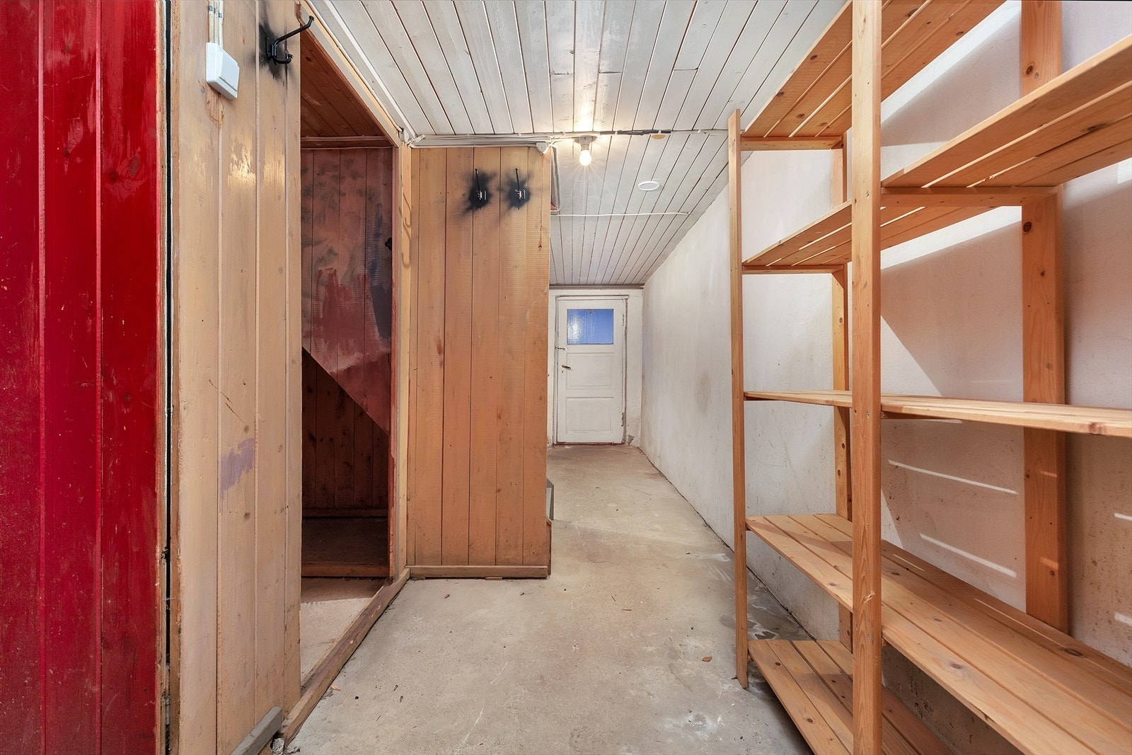 I dag består kjeller av gang, vaskerom og 3 boder Galleribilde