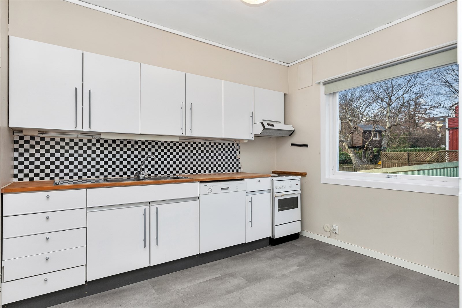 Kjøkken - vindu ut mot nabolaget Galleribilde