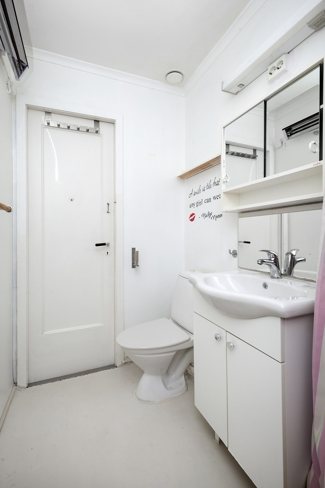 Bader er innredet med dusj, toalett og servant med underskap Galleribilde