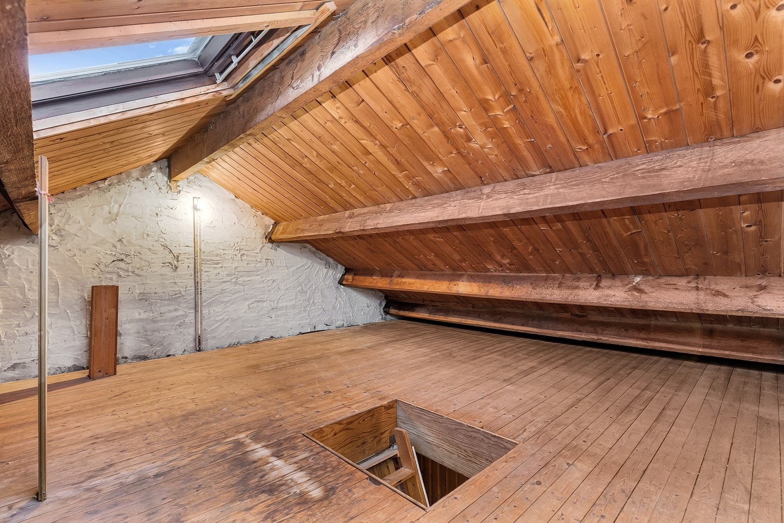Stort loft hvor muligheten for å innrede byr seg. Vindu i tak Galleribilde
