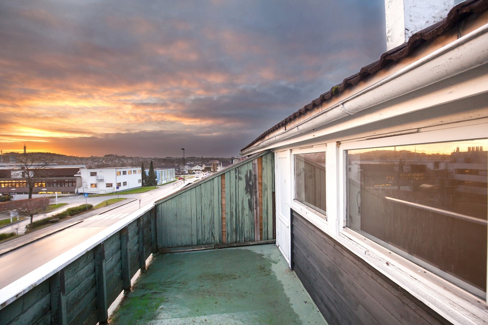 Balkongen er vendt mot sør og har en herlig og åpen utsikt Galleribilde