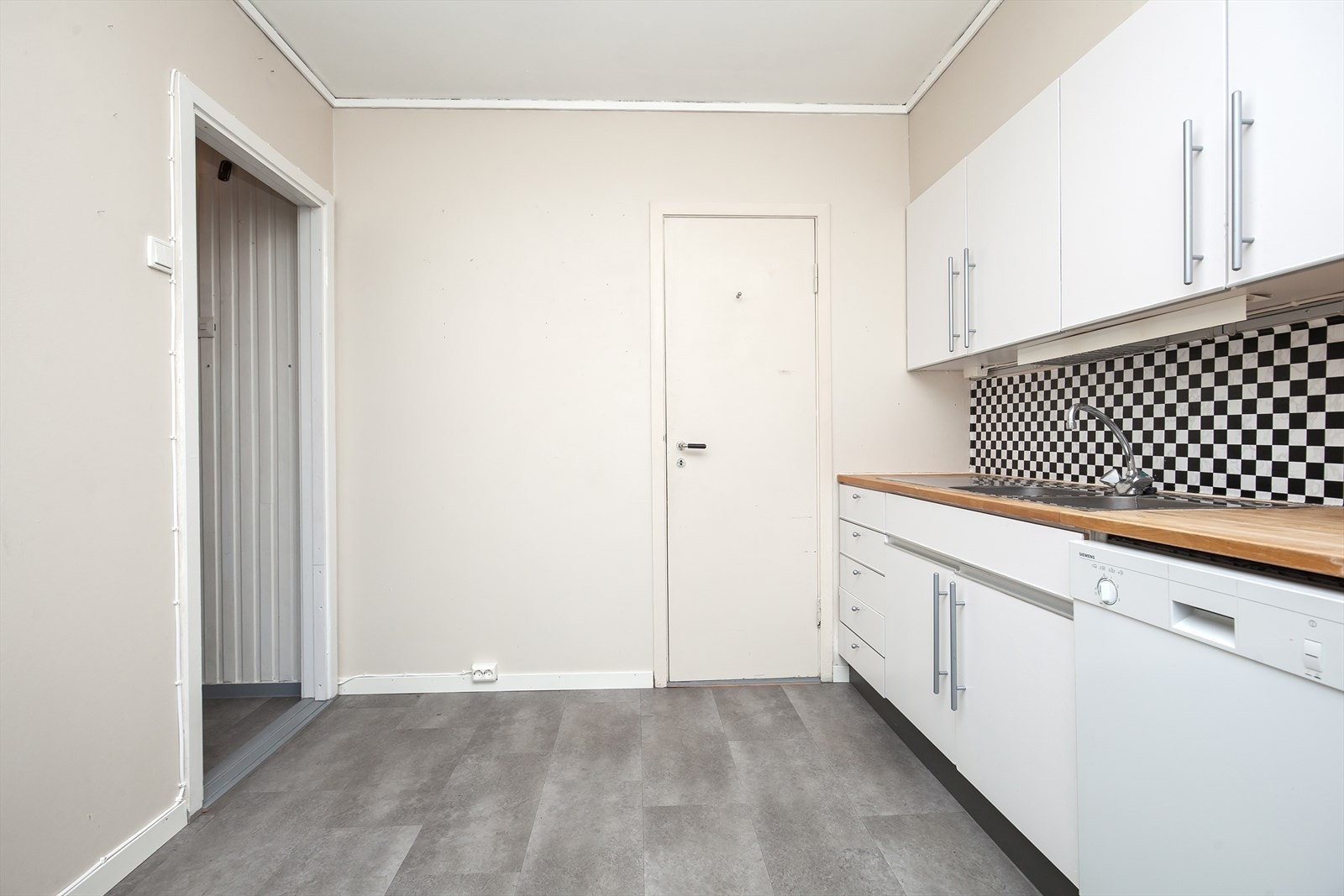 Fra kjøkkenet er det tilgang til trapp ned til kjeller Galleribilde