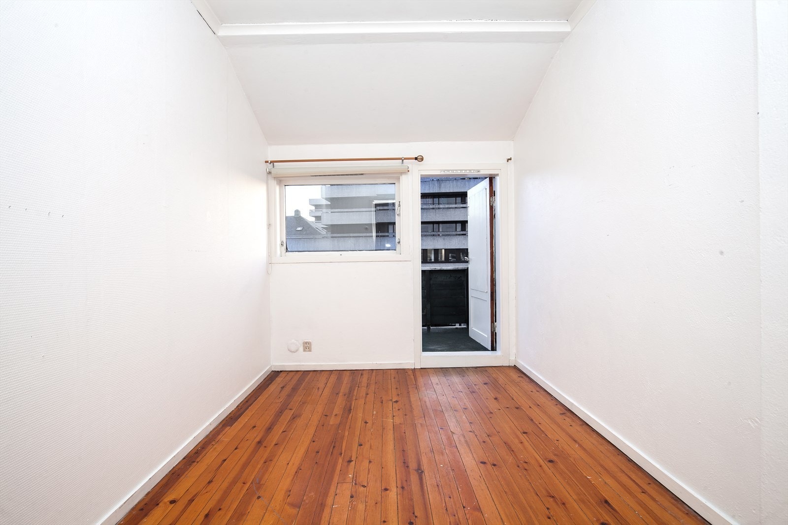 Soverom 1 av totalt 3. Herfra er det utgang til solrik balkong Galleribilde