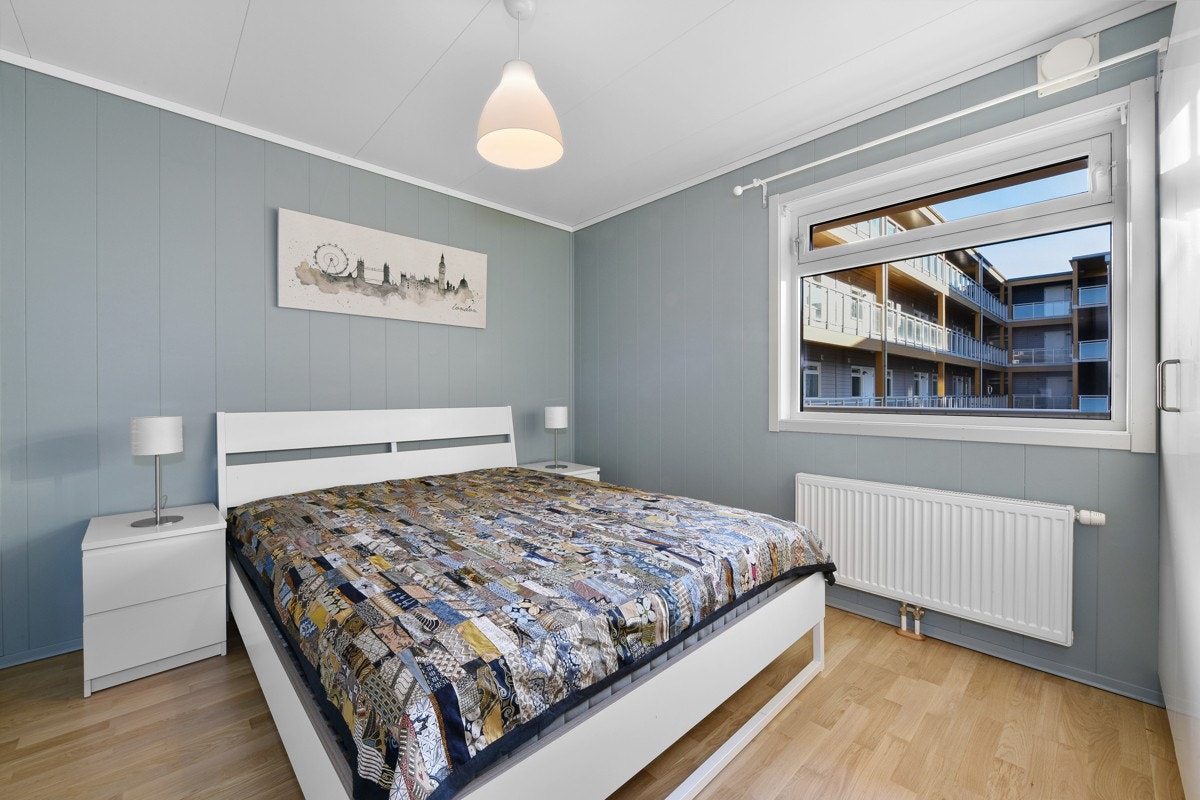 På hovedsoverommet er det god plass og rommet er malt i en dus farge. Galleribilde