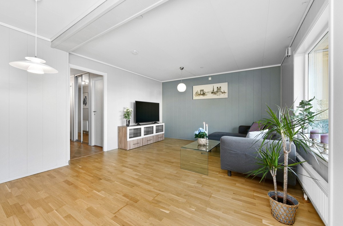 Stuen er romslig og har god plass for en hyggelig sofa krok og et spisebord om ønskelig. Galleribilde