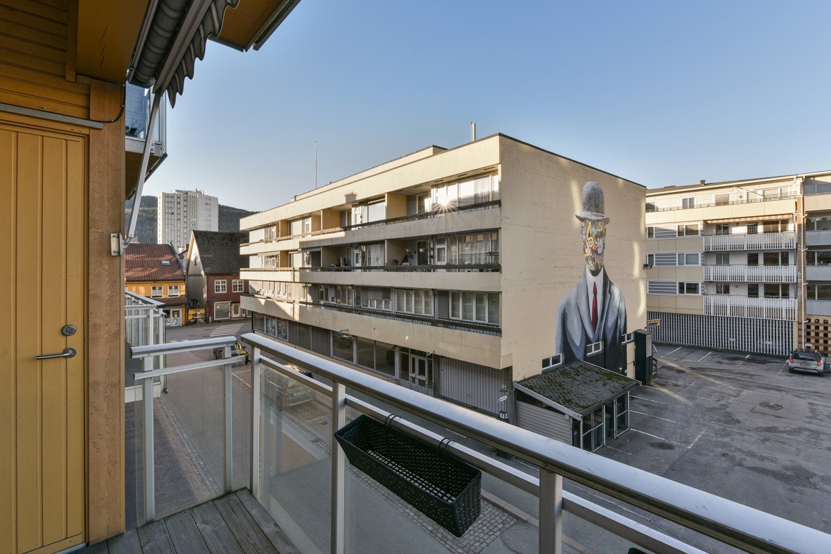 Balkongen er solrik og har tilgang til oppbavaringsplass i en bod. Galleribilde