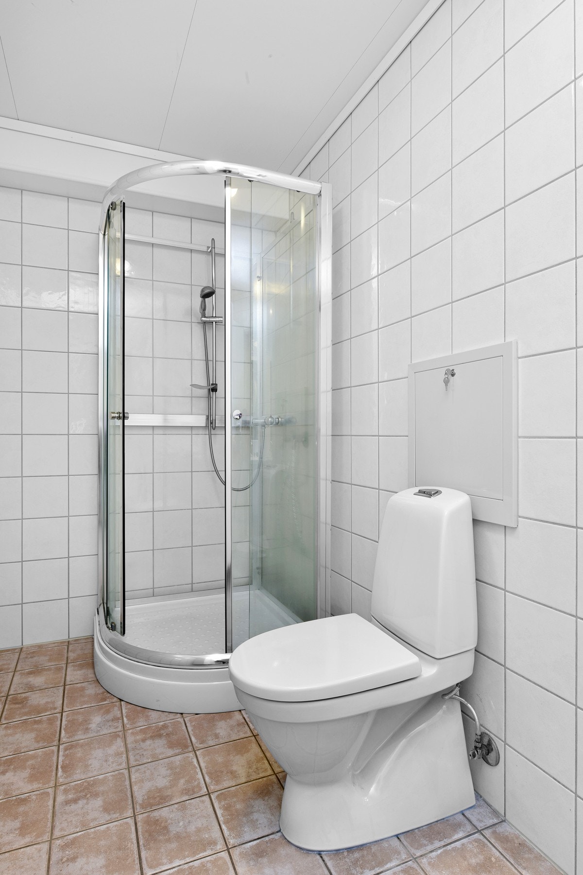 Badet er innredet med dusjkabinett, servant, wc og opplegg for vaskemaskin. Galleribilde
