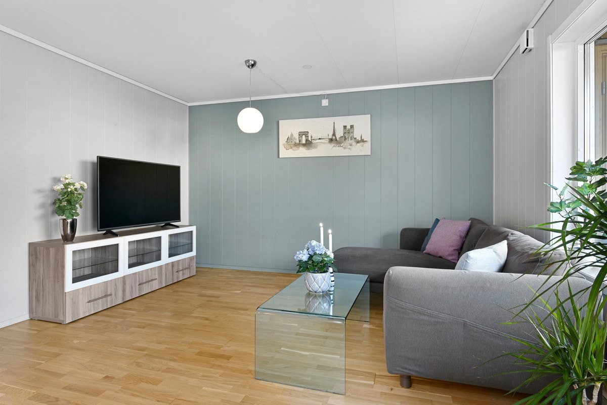 I stuen er det godt lysinnslipp og sosial planløsning der kjøkkenet ligger dels åpent. Galleribilde