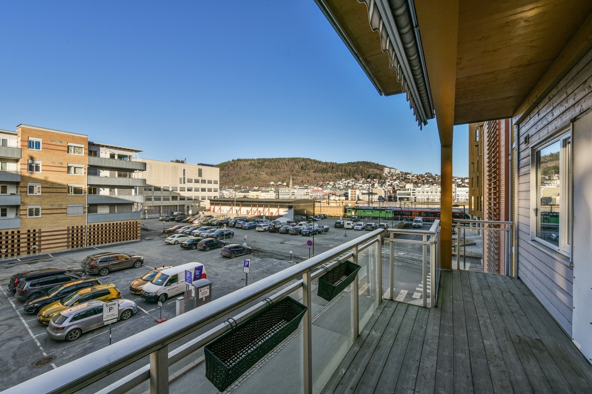 Fra stuen er det utgang til en romslig vestvendt balkong med utsikt mot elven. Galleribilde