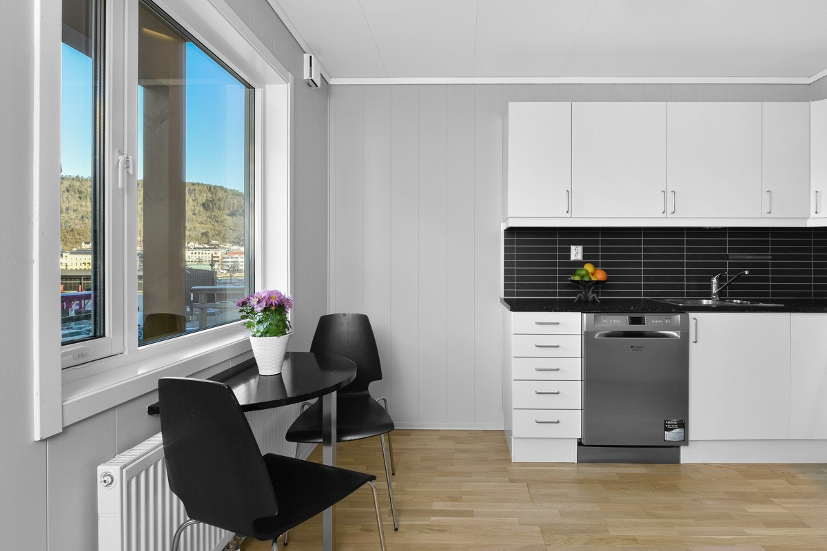 På kjøkkenet er det god plass til en frokostplass. Galleribilde