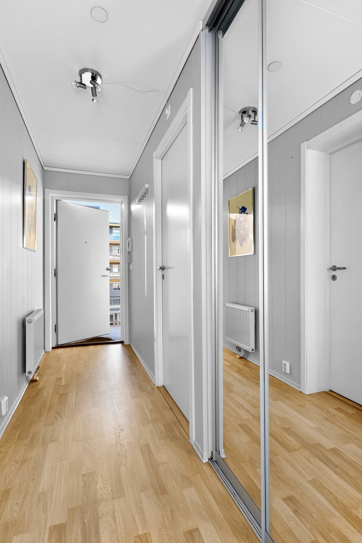 I gangen er det en skyvedørsgarderobe med speilfronter. Galleribilde
