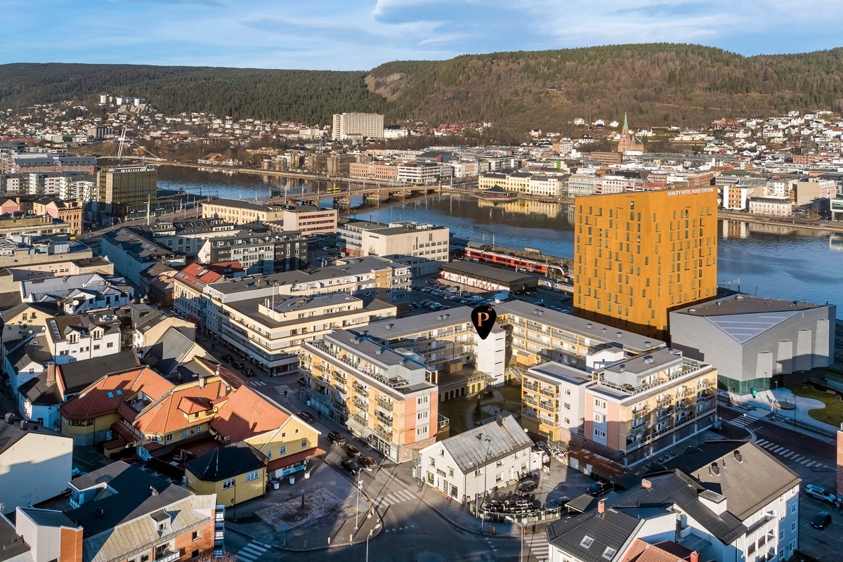 Drammen stasjon og Strømsø torg ligger under 300 meter fra boligen, så dette er plassen for deg som pendler og vil bo urbant. Galleribilde