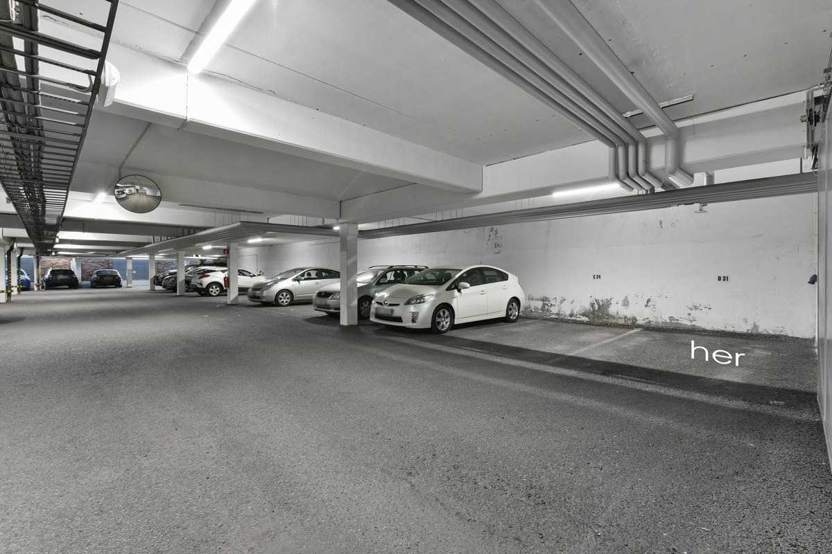 Parkeringen medfølger leiligheten. Galleribilde