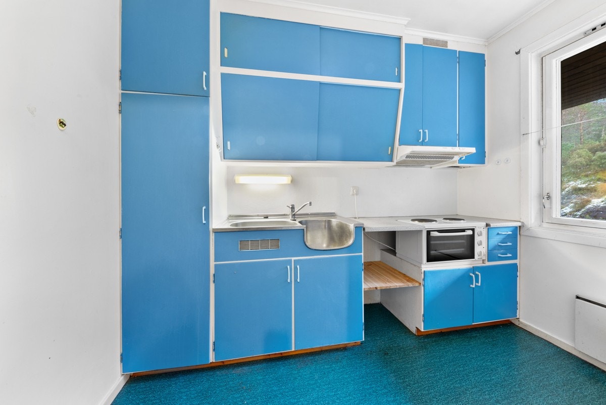 Kjøkken med vindauge mot inngangsparti Galleribilde