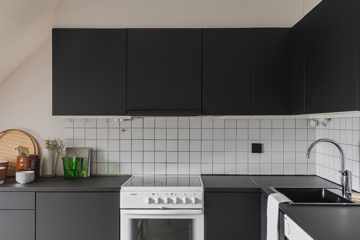 Det er glassfiberstrie på vegg og laminat på gulv.