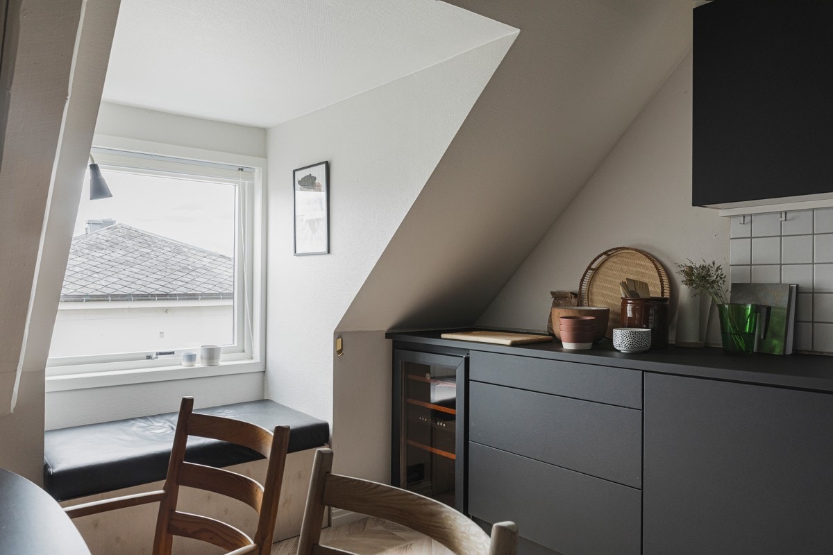 Kjøkkenet har godt med skap- og benkeplass.
