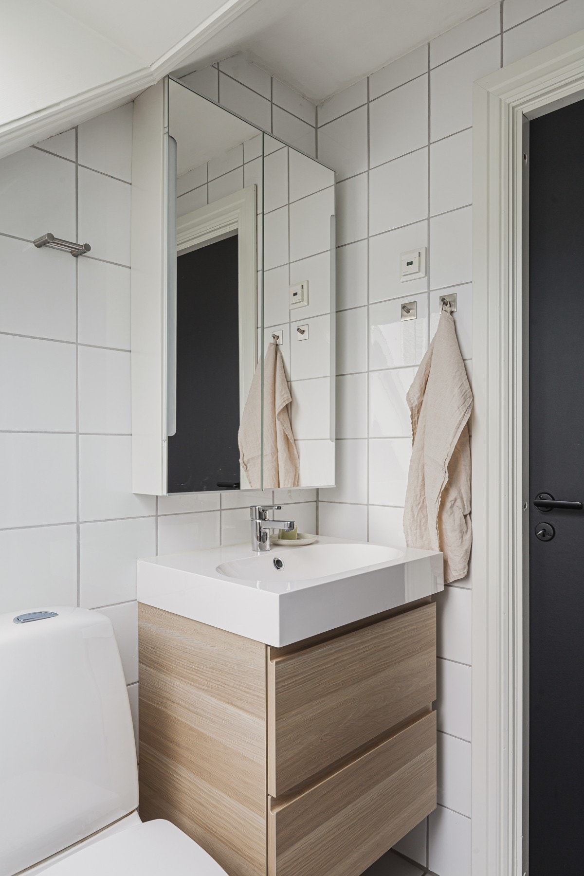 Badet er utstyrt med servant, dusjhjørne med dusjarmatur fra 2013, wc fra 2018 og opplegg for vaskemaskin.