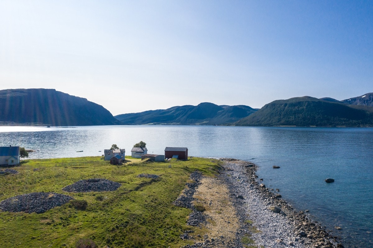 Landbrukseiendommen som strekker seg fra sjø til fjell. Galleribilde