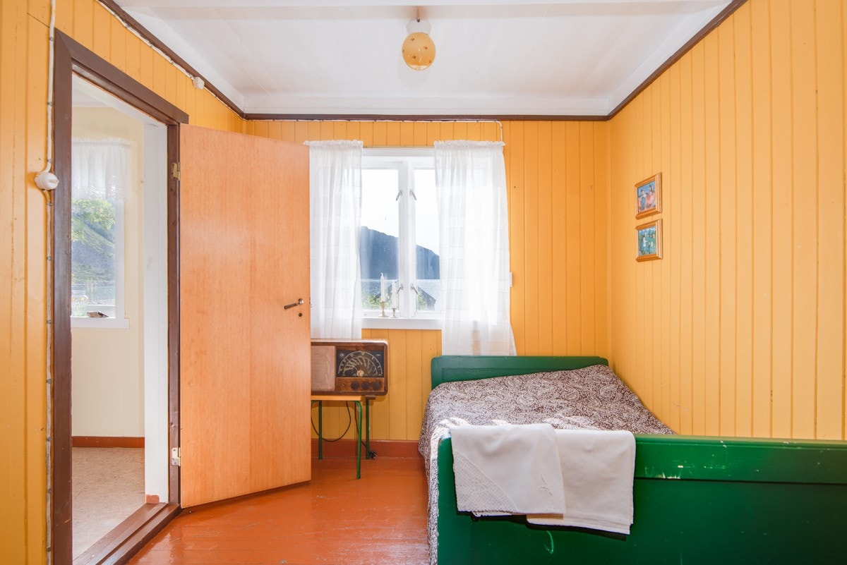 Det er tre soverom i boligen. Dette dette er nede i første etasje Galleribilde