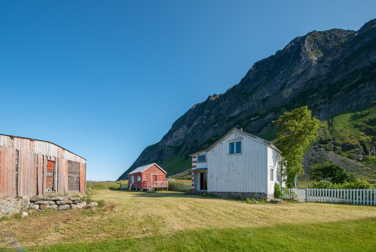 Nedlagt gårdsbruk som i de siste tiårene er benyttet som familiens feriested. Galleribilde