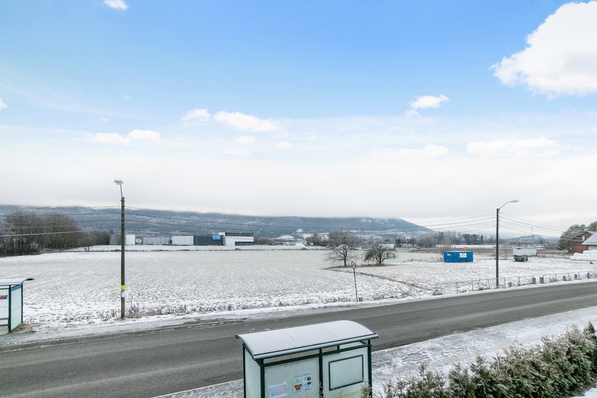Busstopp rett på utsiden av døren. Galleribilde