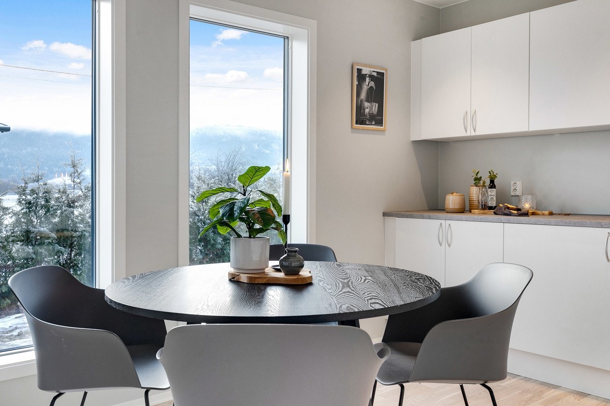 Fra spiseplassen nytes fin utsikt til skogkledde åser. Galleribilde