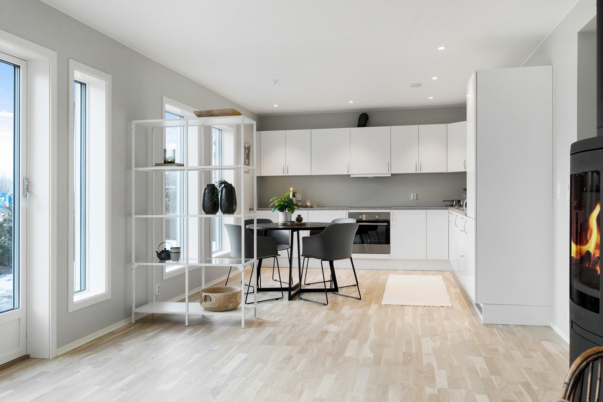 Kjøkkenområdet ligger åpent til stuen og har downlights i tak. Galleribilde