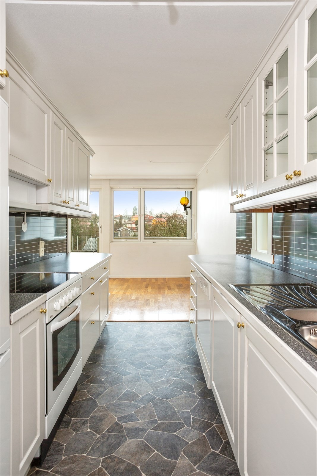 Her er det opplegg for oppvaskmaskin. Alle brune- og hvitevarer er inkludert i handelen. Galleribilde