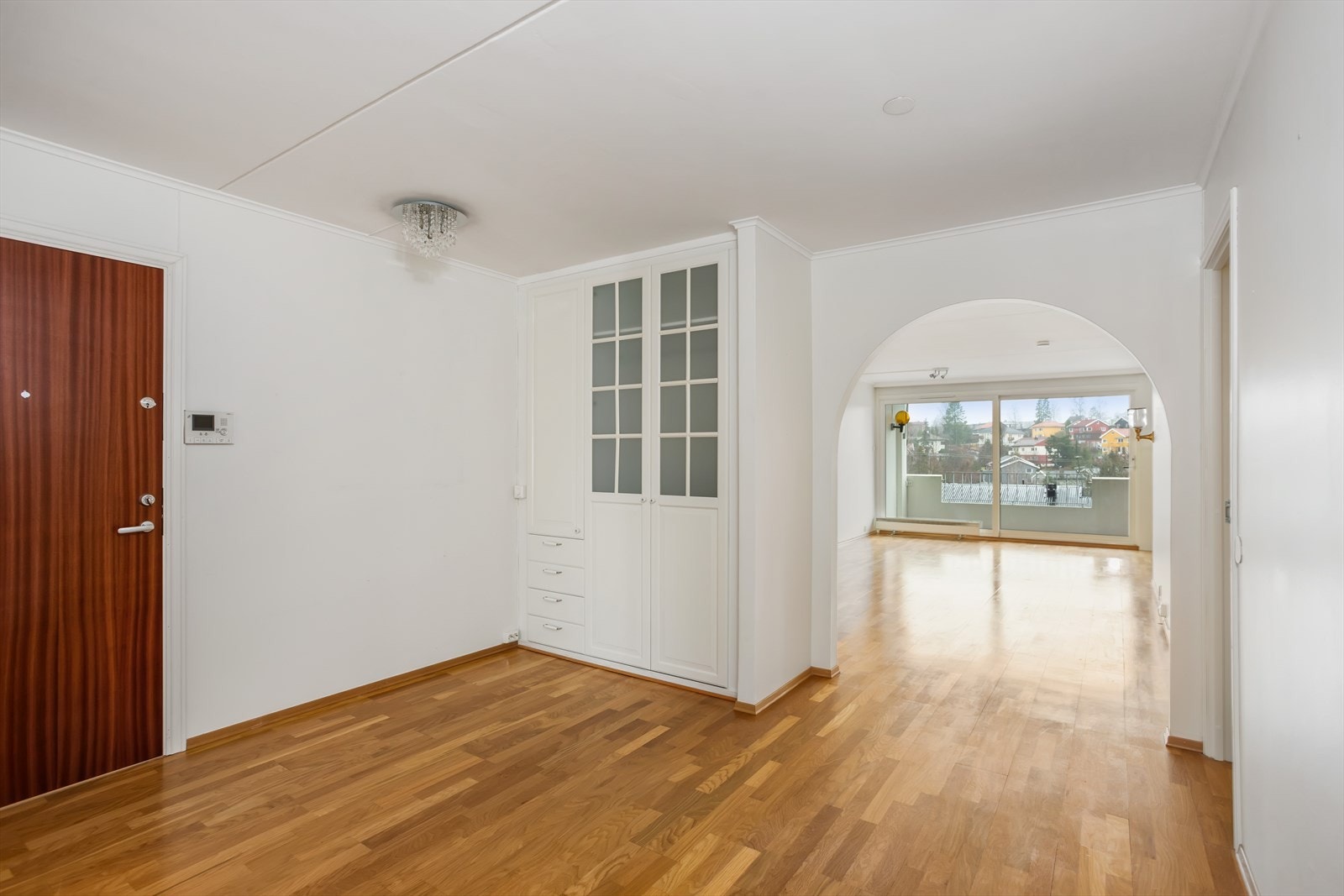 Boligen har en luftig entré som egner seg ypperlig for å ta imot middagsgjester. Galleribilde